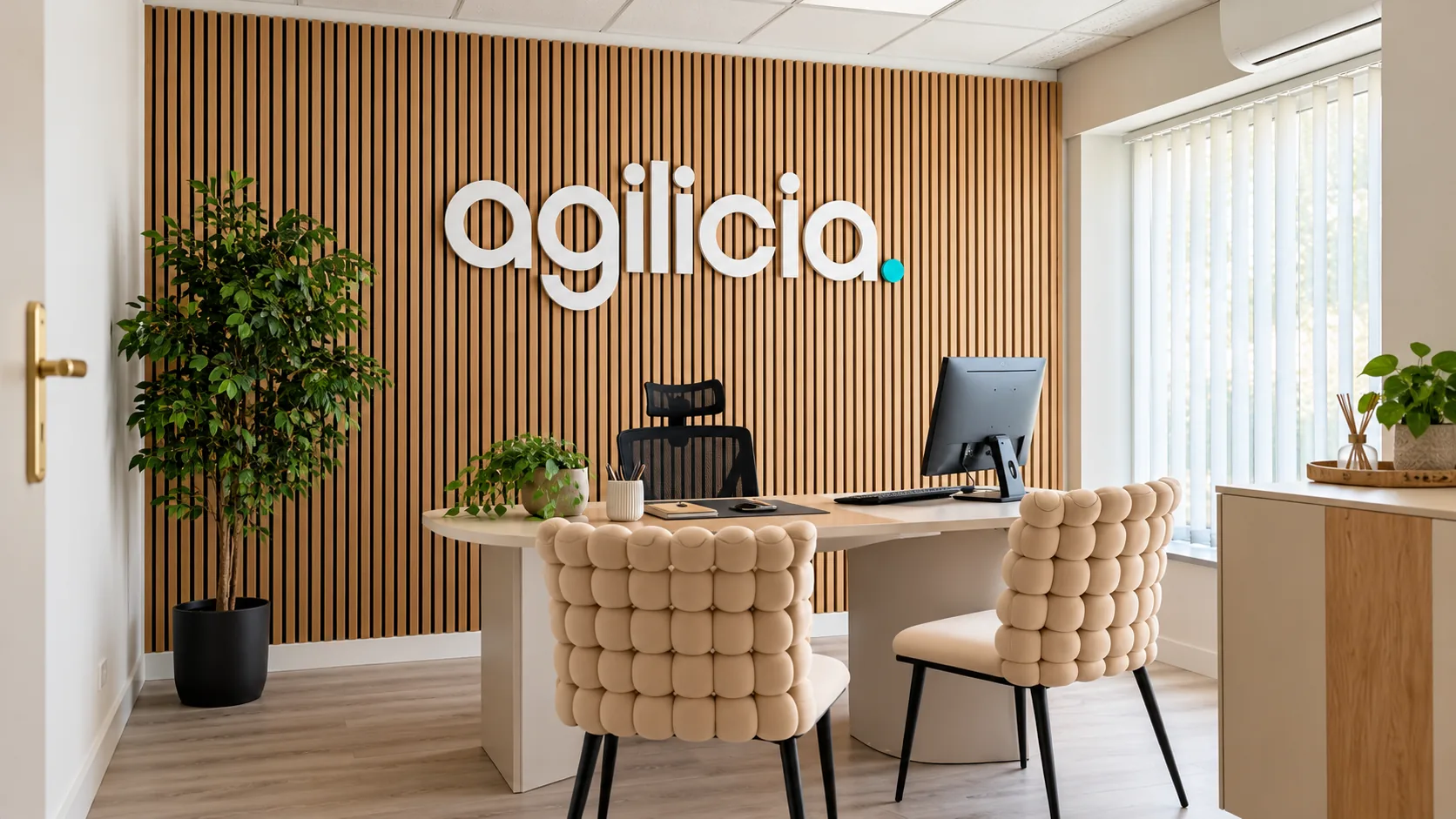 Bureau de l’agence de communication Agilicia à Castres, dans le Tarn, avec le logo Agilicia au mur
