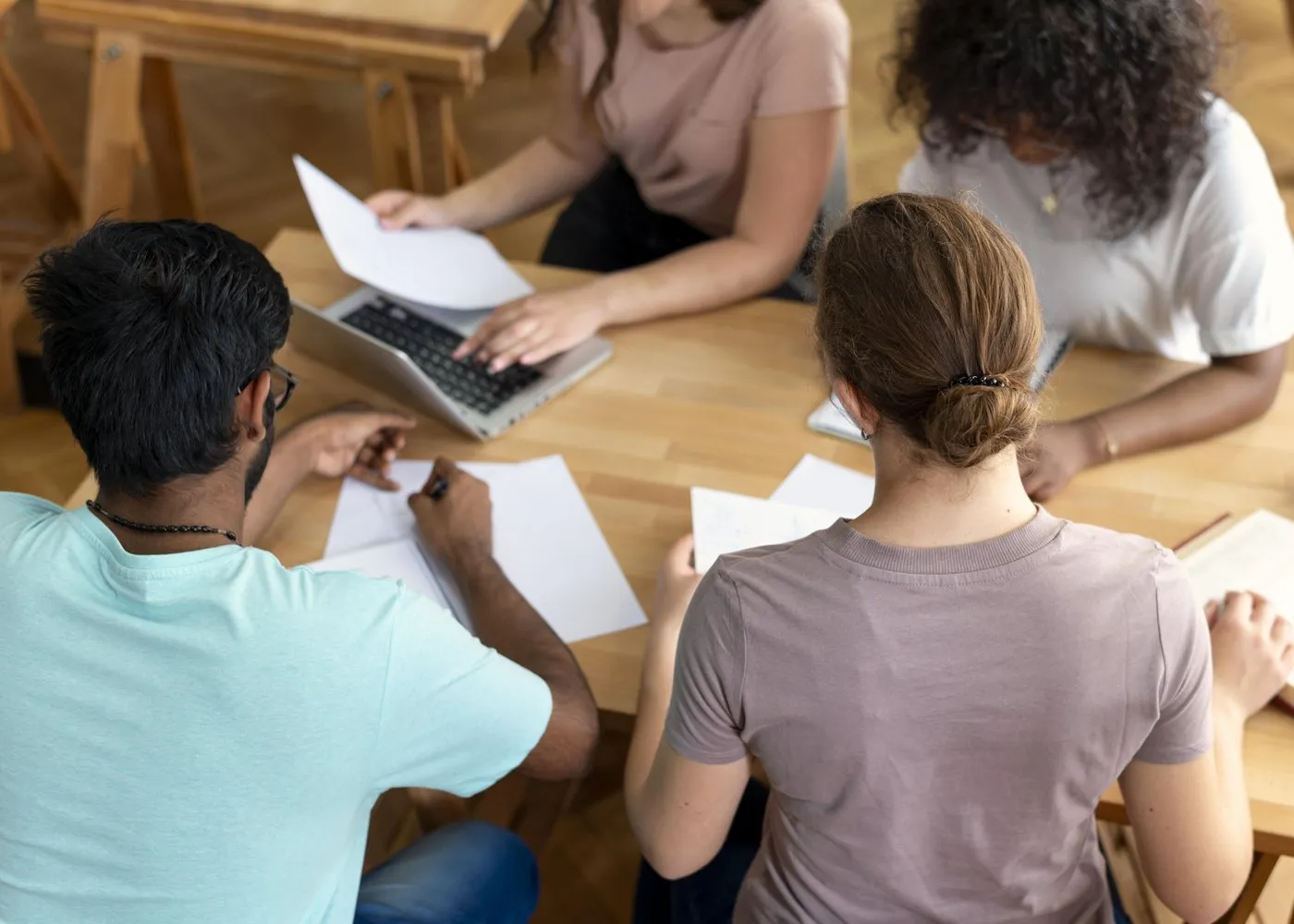 Équipe en formation communication autour d'une table de travail, formation animée par Agilicia dans le Tarn