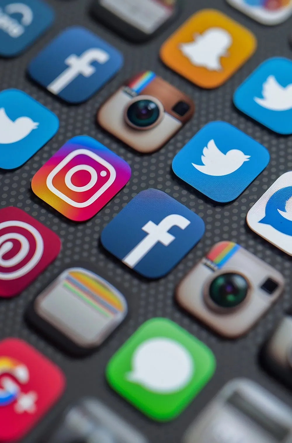 Icônes Instagram, Facebook et autres réseaux sociaux sur smartphone, community management par Agilicia à Castres dans le Tarn
